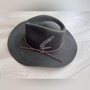 Rag and bone  Wide Brim olive hat with feather hat